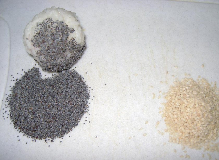 1. Этап. Рисовые шарики с начинкой: Теперь обваляем шарики в кунжуте и маке. У нас получились черные и белые рисовые шарики с начинками. Вкусно и аппетитно. Их можно подавать любым соусом. Приятного аппетита