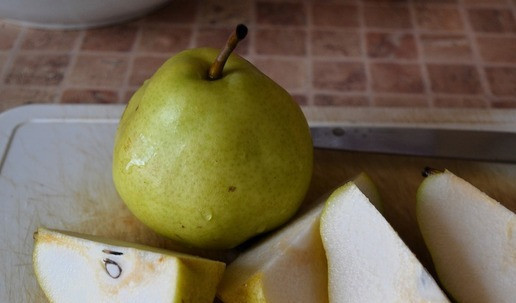 1. Этап. Запеканка Загрушевная: Грушу разрезать на 4 части. Жёсткую сердцевину удалить.