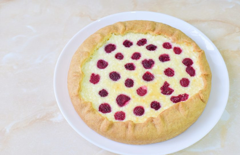 1. Этап. Галета с творогом и малиной: Готовая галета слегка подрумянится, начинка запечется. Извлеките её из духовки и немного остудите.