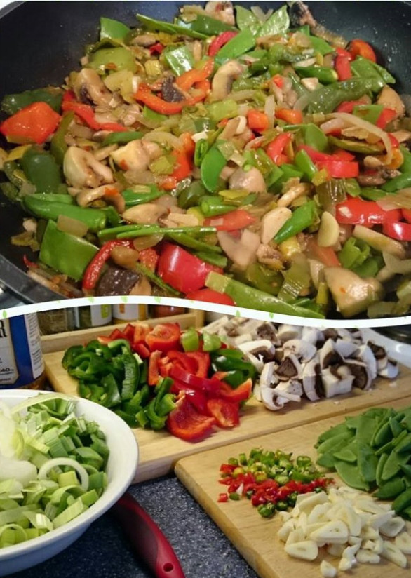 1. Этап. Вегетарианская пицца: Овощи помыть и порезать ломтиками. На горячую сковороду, политую маслом выложить овощи (за исключением лука), посыпать солью и перцем и обжарить на слабом огне в течение 20 минут.