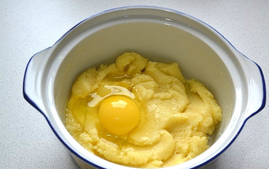 1. Этап. Профитроли с красной икрой: 6. Тесто нужно немного остудить, а после по одному ввести яйца, тщательно вымешивая.