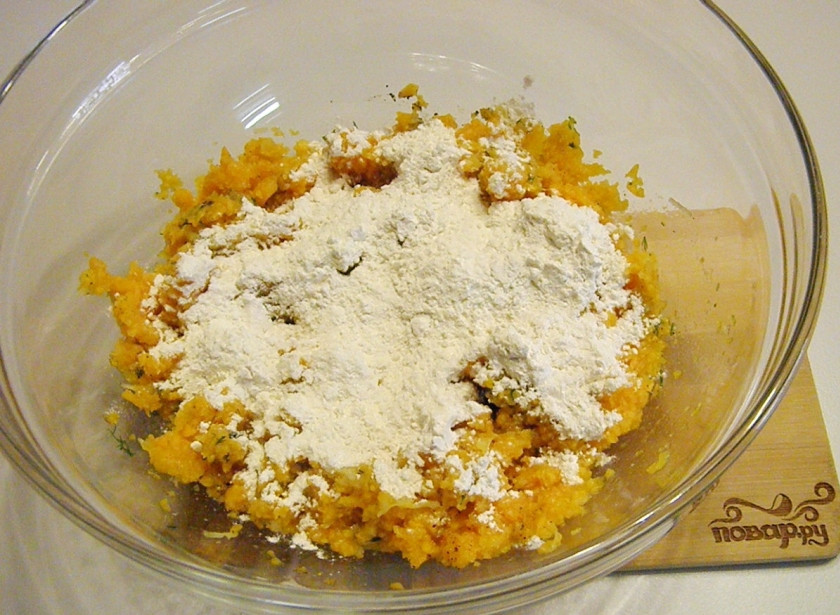 1. Этап. Постные котлеты из кабачков и тыквы: Всыпьте пшеничную муку, тщательно перемешайте. Масса готова к жарке.