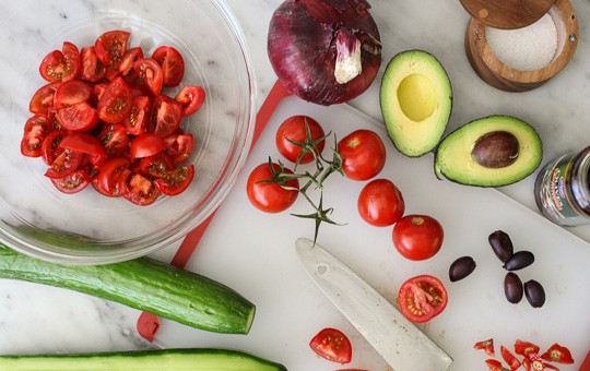 1. Этап. Греческий салат с авокадо: 2. Нарежьте помидорки, измельчите луковицу. Авокадо вымойте, аккуратно извлеките косточку, а мякоть нарежьте кубиками.