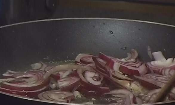 1. Этап. Пирог со щавелем от Юлии Высоцкой: Лук почистите и нарежьте кольцами или полукольцами. Разогрейте сливочное масло на сковороде. Тушите в нём лук вместе с мускатным орехом в течение двух минут.