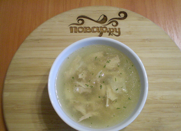 1. Этап. Бульон из куриных костей: Разлейте бульон с мясом по тарелочкам, добавьте свежий укроп — и бульон готов. Подавайте горячим.