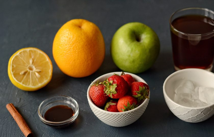 1. Этап. Безалкогольная Сангрия: Подготовьте все ингредиенты.