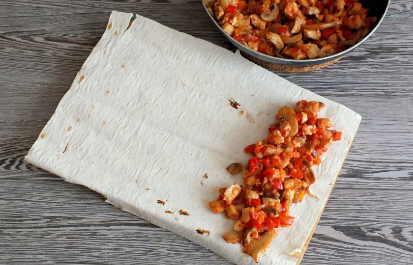 1. Этап. Энчиладос с курицей в лаваше: Сделайте рулетики. Отступив немного от края, на лист лаваша, выложите 3 ст.л. начинки.