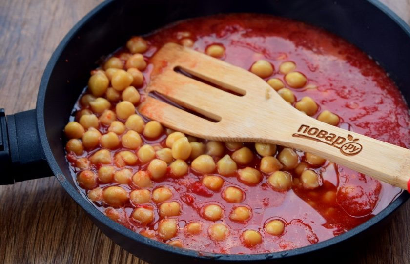 1. Этап. Турецкий суп Эдна: Добавьте горячий мясной бульон, отваренный нут, паприку, специи, соль по вкусу. Доведите до кипения и готовьте на медленном огне.