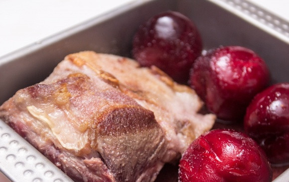 1. Этап. Баранина со сливами: Перекладываем мясо в форму для запекания вместе со сливами, заливаем все оставшимся после обжарки слив соусом. Ставим форму в духовку, разогретую до 200 градусов, на 20 минут.