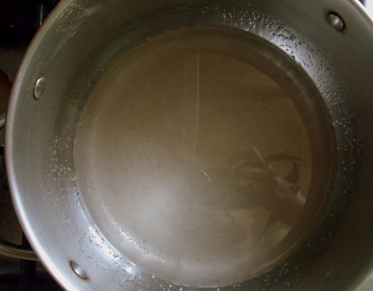 1. Этап. Домашний щербет с арахисом: Соедините воду, сахар, проварите до растворения сахара.