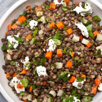 Салат из чечевицы с козьим сыром