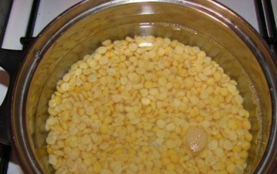 1. Этап. Суп гороховый с сухариками: 1. Горох предварительно промываю и замачиваю в холодной воде на 6-10 часов.