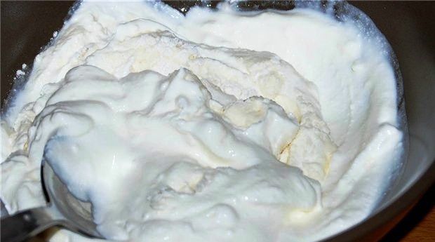 1. Этап. Чирке-паприкаш: Тушим мясо примерно 35 минут. Тем временем сметану смешиваем с мукой.