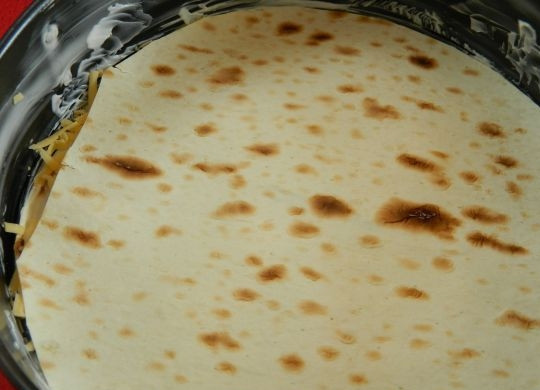 1. Этап. Лаваш с сыром в мультиварке: 4. Второй лепешкой накрываю слой сыра, снова смазываю майонезом и посыпаю твердым сыром, проделываю то же самое и с остальными листами лаваша.