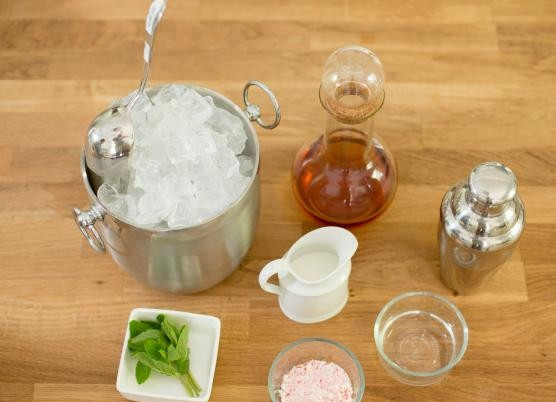 1. Этап. Коктейль Казанова: 1. Вот перед вами все ингредиенты. Заранее приготовьте лед, измельчите в кофемолке конфетки так, чтобы не осталось никаких крупных осколков, которые могут порезать язык.