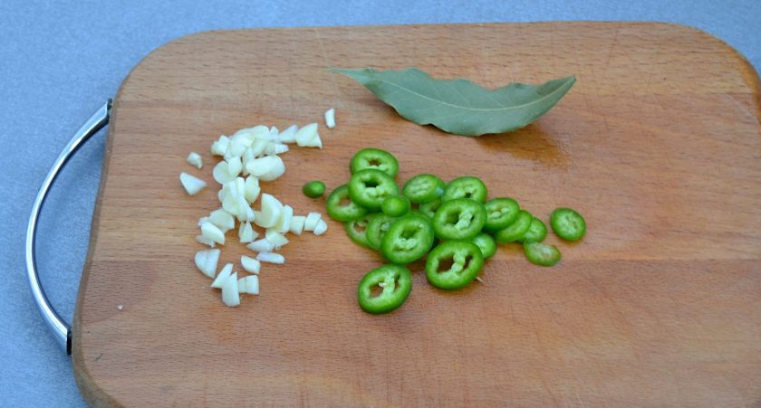 1. Этап. Тушеная картошка без мяса: Мелко нарежьте чеснок и острый перец, приготовьте для заправки лавровый лист.