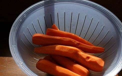 1. Этап. Шурпа в казане на костре: Морковь почистить и крупно порезать.