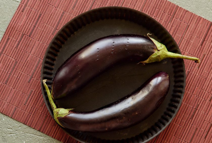 1. Этап. Хацилим из баклажанов и кунжутной пасты: Баклажан помойте, обсушите, сделайте пару проколов вилкой. Запекайте баклажан целым 1 час при температуре 200 градусов.