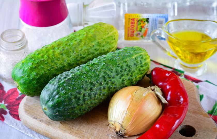 1. Этап. Салат из огурцов с перцем и луком на зиму: Подготовьте ингредиенты для приготовления салата из огурцов с перцем и луком на зиму.