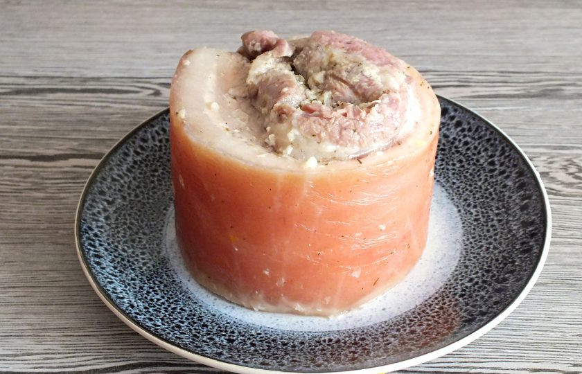 1. Этап. Грудинка в ветчиннице: Через 6-8 часов можно снять ветчинницу. Грудинка отлично держит форму.