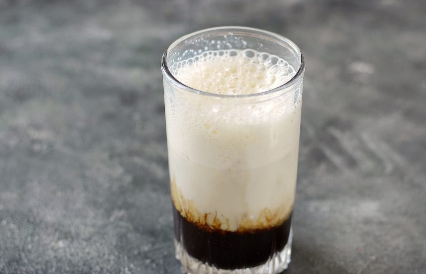 1. Этап. Фредо капучино: Аккуратно влейте взбитое молоко в стакан с кофе.