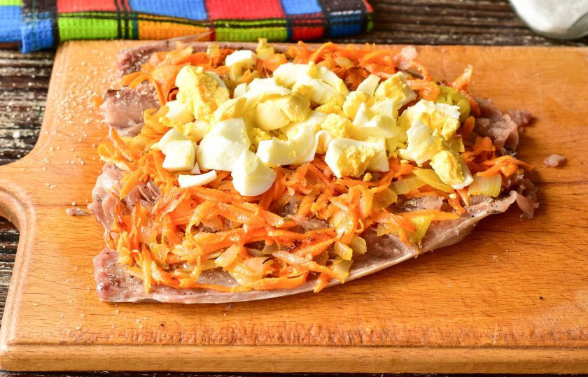 1. Этап. Рулет из скумбрии с яйцом: Теперь выложите нарезанные вареные яйца.