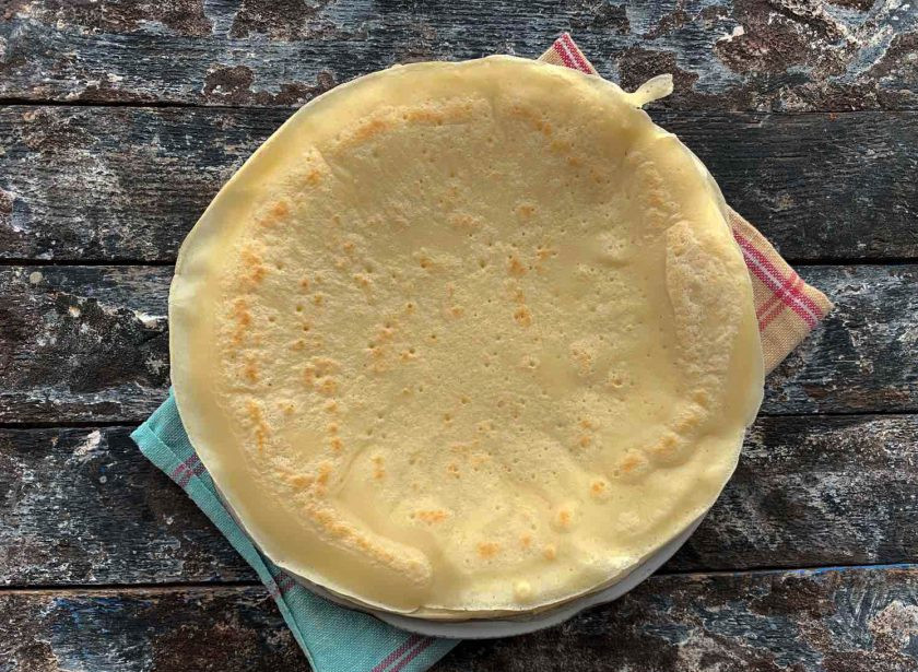 1. Этап. Блинный рулет с сыром: На хорошо разогретой сковороде испеките блины, дайте им остыть.