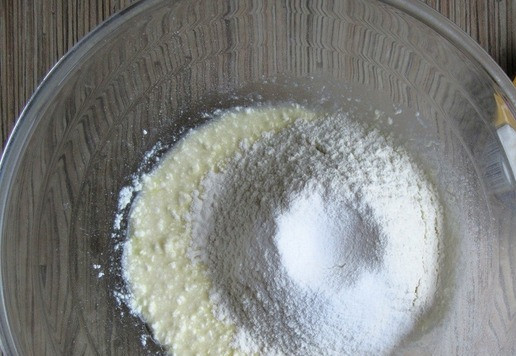 1. Этап. Творожные пирожки с сыром Ассорти: Добавьте всю муку с разрыхлителем.