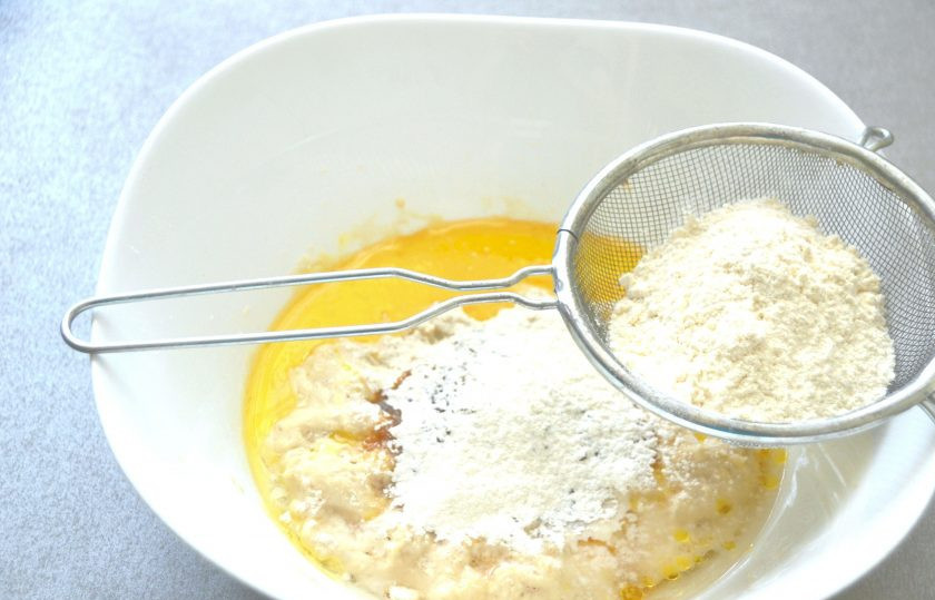 1. Этап. Горчичные сухарики: Просейте оставшуюся муку.