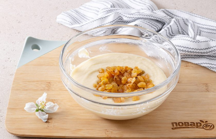 1. Этап. Манник на молоке без яиц: В конце добавьте изюм и еще раз все размешайте.