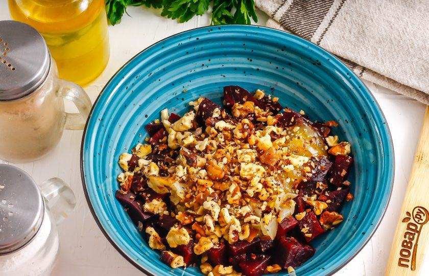 1. Этап. Свекла по-монастырски: Ядра грецких орехов раскрошите в ладонях и всыпьте в емкость. Если у вас есть свободное время, то их можно предварительно слегка обжарить.