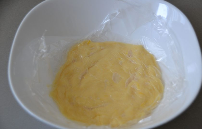 1. Этап. Лимонные эклеры: Накройте крем пищевой пленкой встык, охладите.