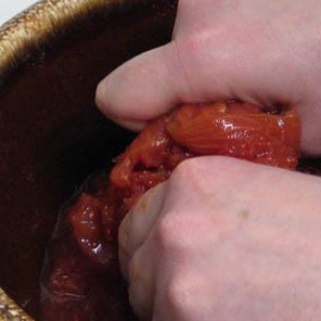 1. Этап. Сырный Тортеллини с мясным соусом: Давим помидоры.