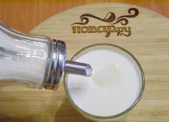 1. Этап. Кефир с сахаром: Наливаем кефир в стакан, добавляем сахар, растворяем его.