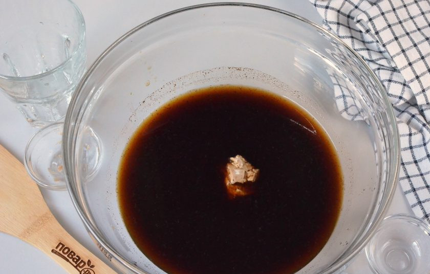 1. Этап. Черный хлеб: В большую миску влейте солод с кипятком, добавьте второй стакан воды, соль, сахар, свежие дрожжи. Перемешайте все хорошо, растворите.