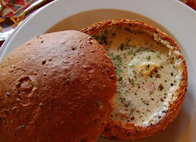 1. Этап. Суп в горшочке из хлеба: 7. Из буханки вырезаем середину, а основу запекаем в духовке примерно 10-20 минут, чтобы хлеб немного подсушился. Заливаем суп в хлеб и сразу же подаем!