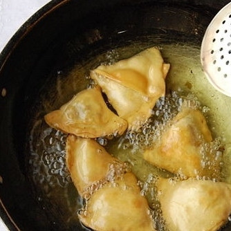 1. Этап. Самса: 16. Обжаривайте самсу в горячем масле до коричневого-золотистого цвета.