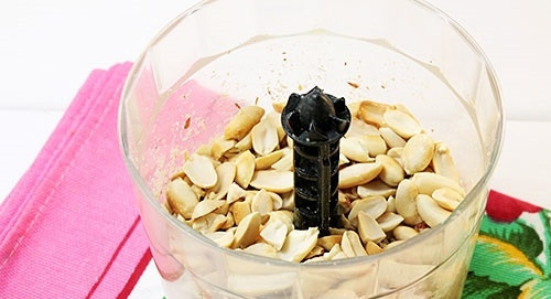 1. Этап. Торт Сникерс с безе: 11. Очистите орешки и чуточку измельчите.