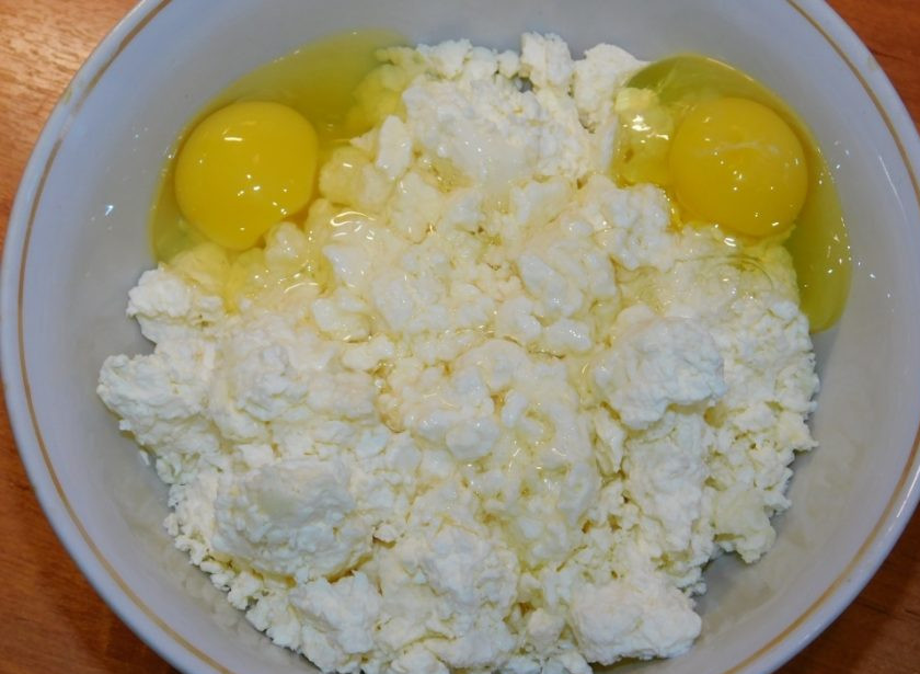 1. Этап. Творожные слойки: Для приготовления начинки смешайте творог, яйца и сахар. Взбивать ничего не надо. Достаточно просто размять вилкой и перемешать.