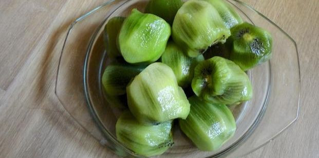 1. Этап. Варенье из киви на зиму: Моем и чистим фрукты киви.