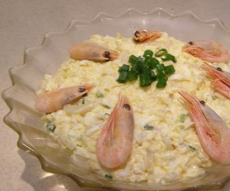 1. Этап. Нежный салат с кальмарами: 5. Соедините все ингредиенты в тарелке. Перемешайте. Добавьте майонез. Еще раз перемешайте. Выложите в салатницу. Украсьте салат креветками, небольшими кубиками огурца и зеленого лука. Приятного аппетита!