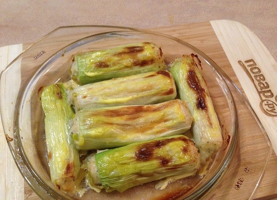 1. Этап. Каннелони из лука-порея: 10. Каннелони слегка подрумянились, начинка готова, при прокалывании сок прозрачный.