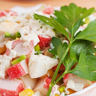 Салат из крабового мяса классический