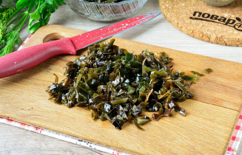 1. Этап. Икра из манки и морской капусты: Морскую капусту при необходимости промойте, затем мелко нарежьте при помощи острого ножа.