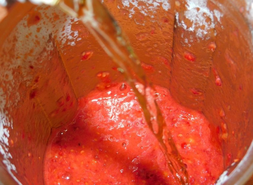 1. Этап. Смузи с персиком и малиной: Малину с персиками измельчите блендером в пюре. Добавьте яблочный сок и, если необходимо, сахарную пудру. Все вместе взбейте в блендере.