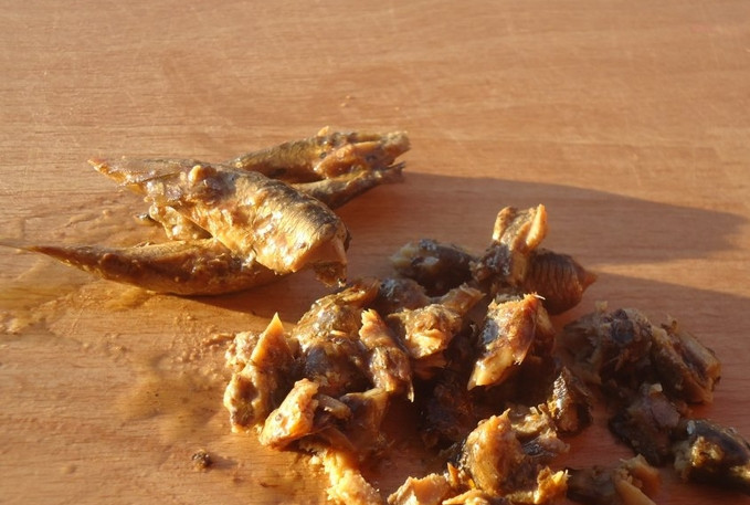 1. Этап. Салат из печени трески с кукурузой: Нарежьте кусочками шпроты.