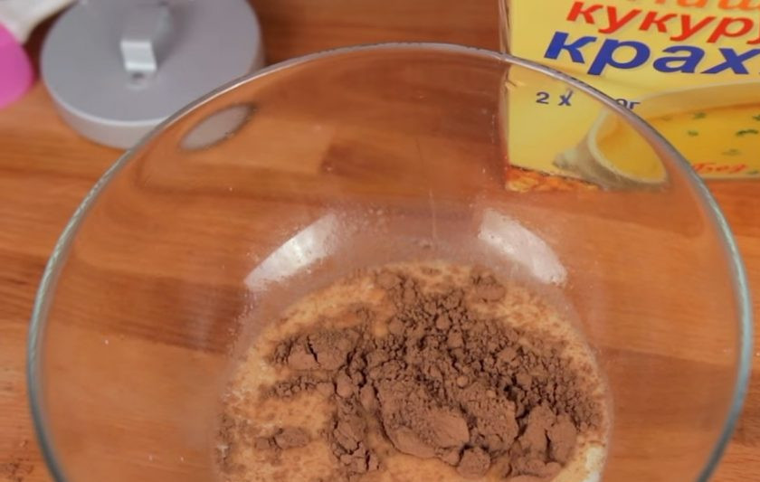 1. Этап. Земля с червяками (десерт): 3. Приготовьте пудинг: для этого часть молока смешайте с желтком, какао и крахмалом, добавьте немного сахара. Хорошо все перемешайте миксером.