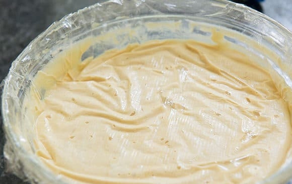 1. Этап. Семифредо: 7. Оставьте десерт под пищевой плёнкой в морозилке минимум на 4 часа.