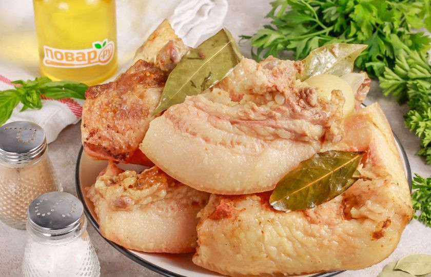 1. Этап. Варено-копченое сало в домашних условиях: Затем извлеките сало из бульона и заморозьте либо нарежьте порционными кусочками и подайте к столу охлажденным.