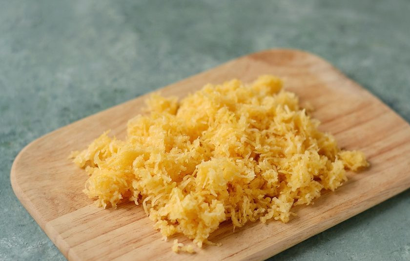 1. Этап. Репа с медом от кашля: Репу помойте, очистите от кожуры, натрите на мелкой терке.